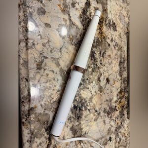 T3 SinglePass Wave Professional Tapered
Ceramic Styling Wand